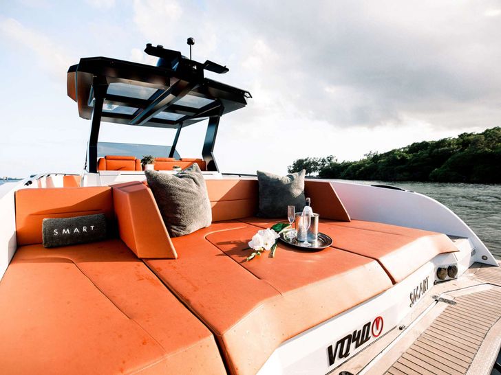 SMART - Vanquish 40 ft,bronzing area SMART - Vanquish 40 ft,bronzing area