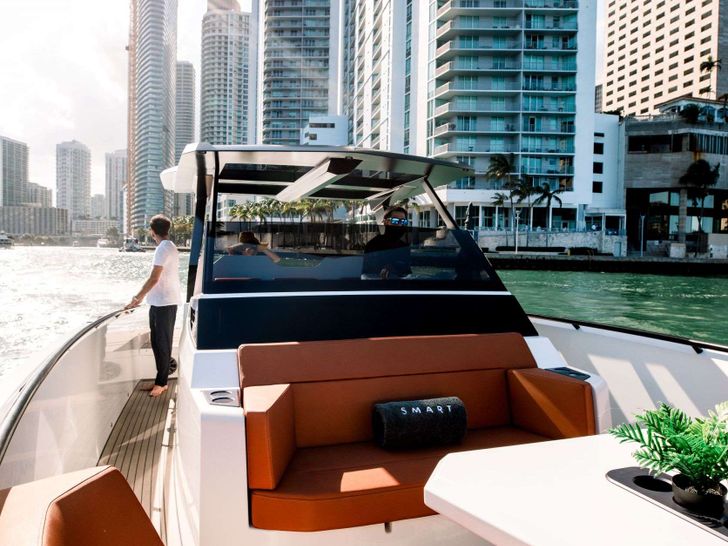 SMART - Vanquish 40 ft,upper deck SMART - Vanquish 40 ft,upper deck