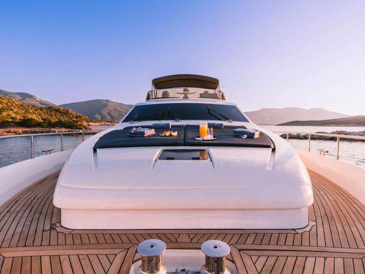 OXYGEN 8 Ferretti 80 - foredeck OXYGEN 8 Ferretti 80 - foredeck