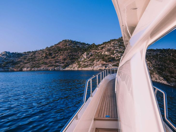 OXYGEN 8 Ferretti 80 - side walkway OXYGEN 8 Ferretti 80 - side walkway