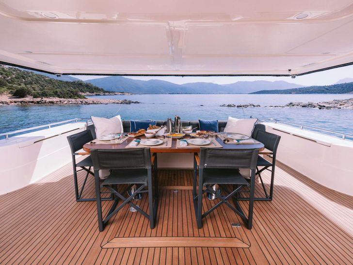 OXYGEN 8 Ferretti 80 - aft deck OXYGEN 8 Ferretti 80 - aft deck