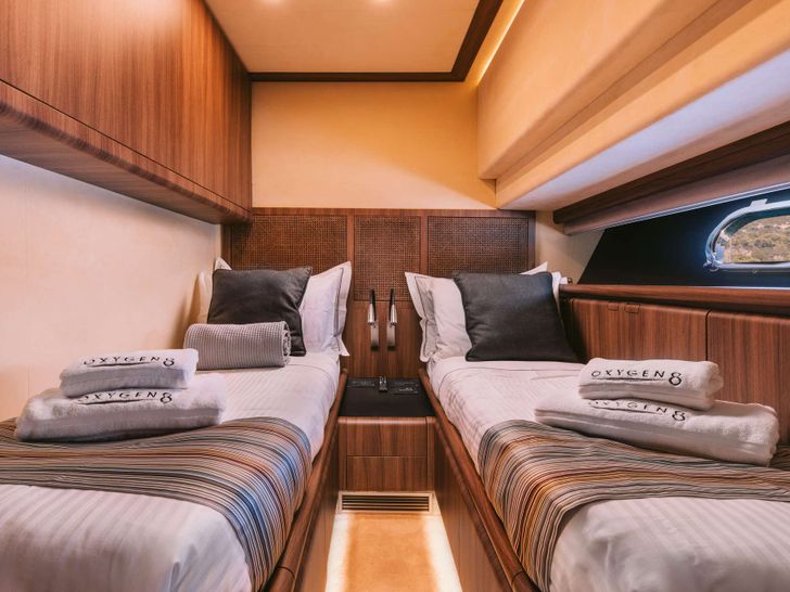 OXYGEN 8 Ferretti 80 - twin cabin OXYGEN 8 Ferretti 80 - twin cabin