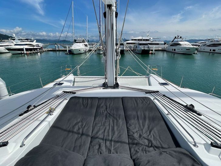 SIX DEGREES Lagoon 620 - foredeck SIX DEGREES Lagoon 620 - foredeck