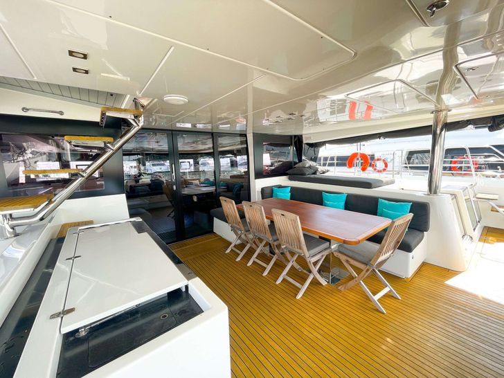 SIX DEGREES Lagoon 620 - aft deck alfresco dining area SIX DEGREES Lagoon 620 - aft deck alfresco dining area