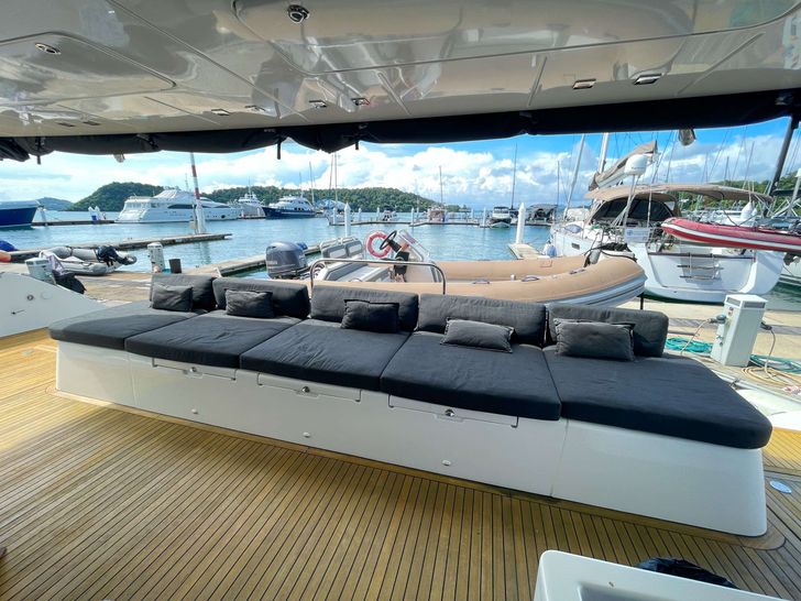 SIX DEGREES Lagoon 620 - aft deck seating SIX DEGREES Lagoon 620 - aft deck seating