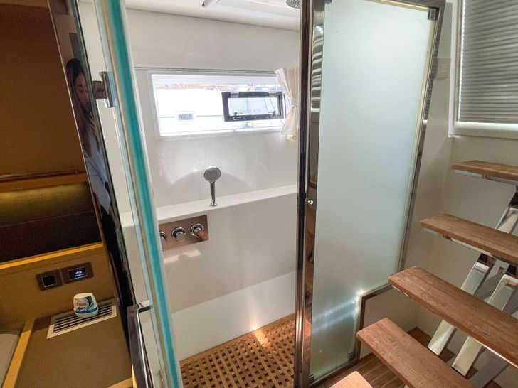 SIX DEGREES Lagoon 620 - cabin 2 bathroom SIX DEGREES Lagoon 620 - cabin 2 bathroom