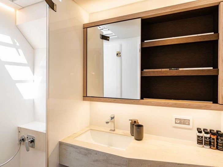 WHITE CAPS Lagoon 65 - VIP cabin 2 bathroom WHITE CAPS Lagoon 65 - VIP cabin 2 bathroom