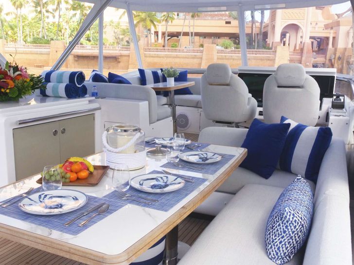 LIQUID ASSET - Azimut 66,flybridge dining LIQUID ASSET - Azimut 66,flybridge dining