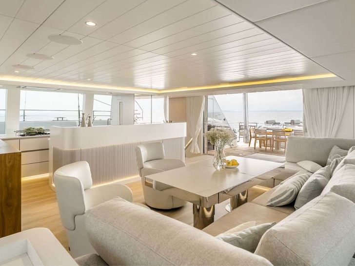 OHANA Sunreef 80 - saloon seating and dining area OHANA Sunreef 80 - saloon seating and dining area