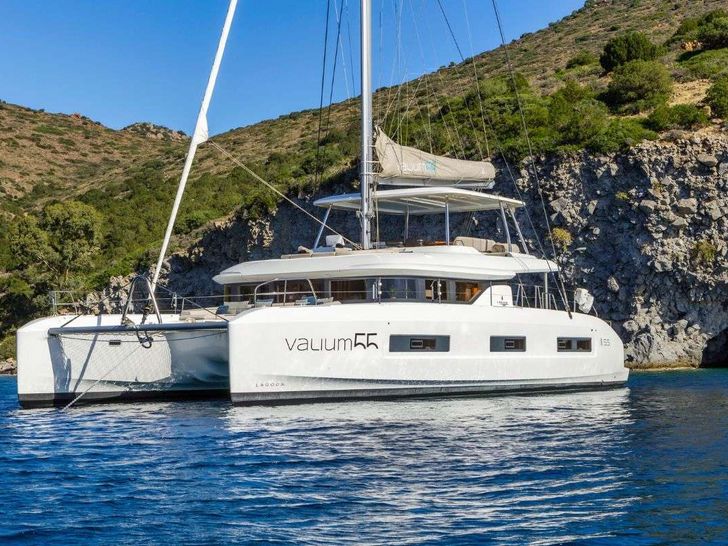 VALIUM 55 Lagoon 55 - side hull view VALIUM 55 Lagoon 55 - side hull view