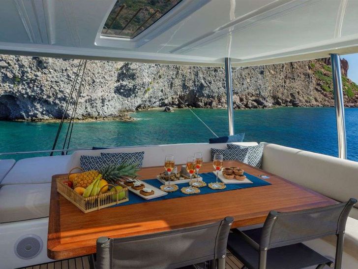 VALIUM 55 Lagoon 55 - flybridge dining area VALIUM 55 Lagoon 55 - flybridge dining area