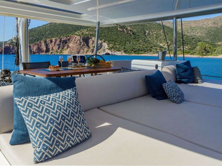 VALIUM 55 Lagoon 55 - flybridge with bronzing and dining area VALIUM 55 Lagoon 55 - flybridge with bronzing and dining area