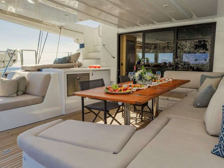 VALIUM 55 Lagoon 55 - aft deck dining area VALIUM 55 Lagoon 55 - aft deck dining area