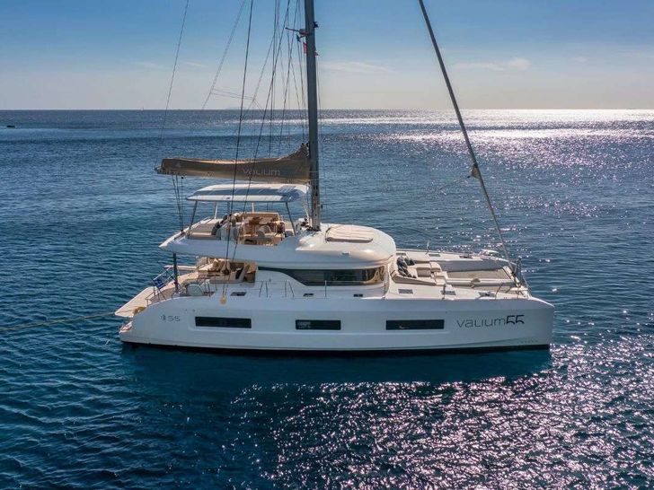 VALIUM 55 Lagoon 55 - side profile anchored VALIUM 55 Lagoon 55 - side profile anchored