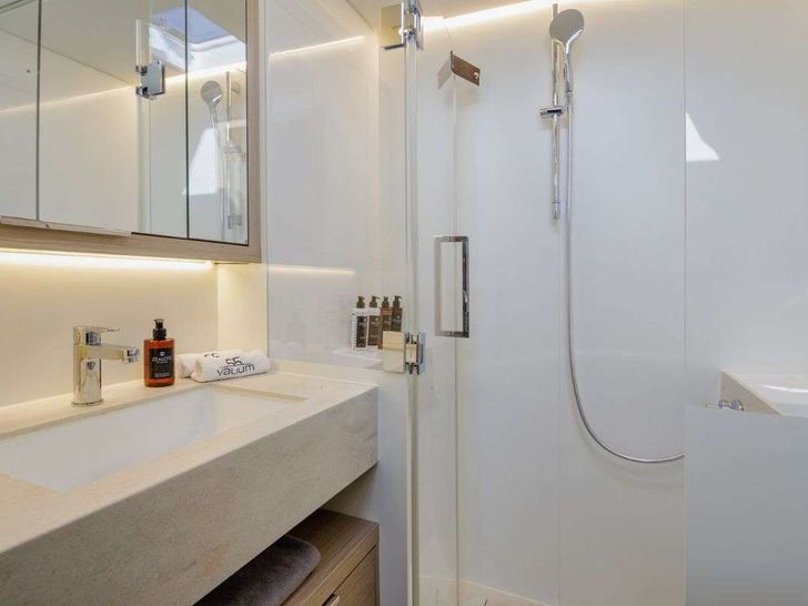 VALIUM 55 Lagoon 55 - master cabin bathroom VALIUM 55 Lagoon 55 - master cabin bathroom
