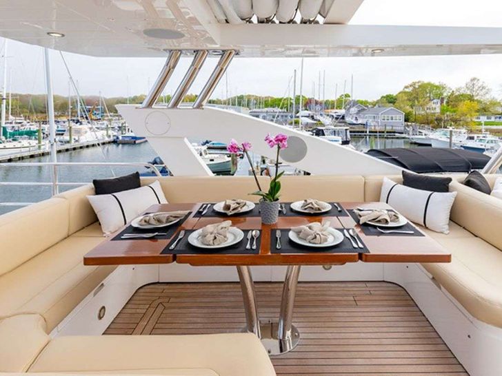 BORN TO RUN - Flybridge Dining Area BORN TO RUN - Flybridge Dining Area