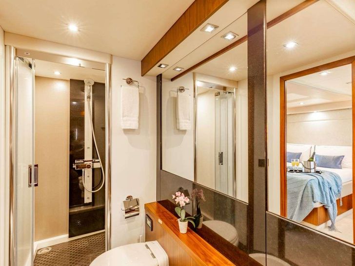 BORN TO RUN - Owner Stateroom Head BORN TO RUN - Owner Stateroom Head