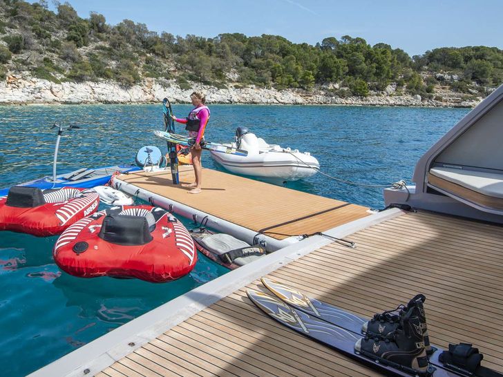 FATSA SD96 San Lorenzo Motor Yacht Swimming platform&water toys FATSA SD96 San Lorenzo Motor Yacht Swimming platform&water toys