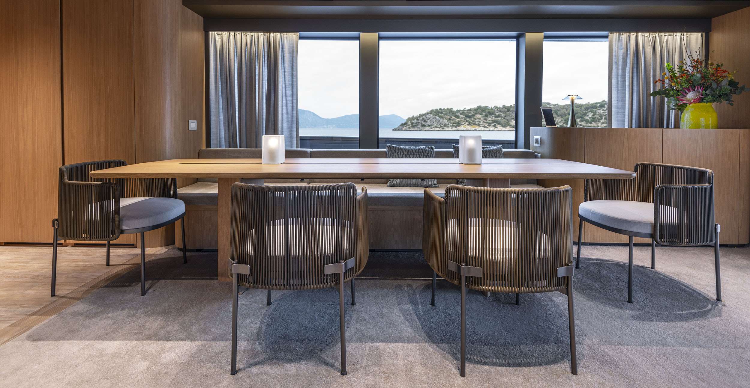 FATSA Sanlorenzo SD96 - main dining area