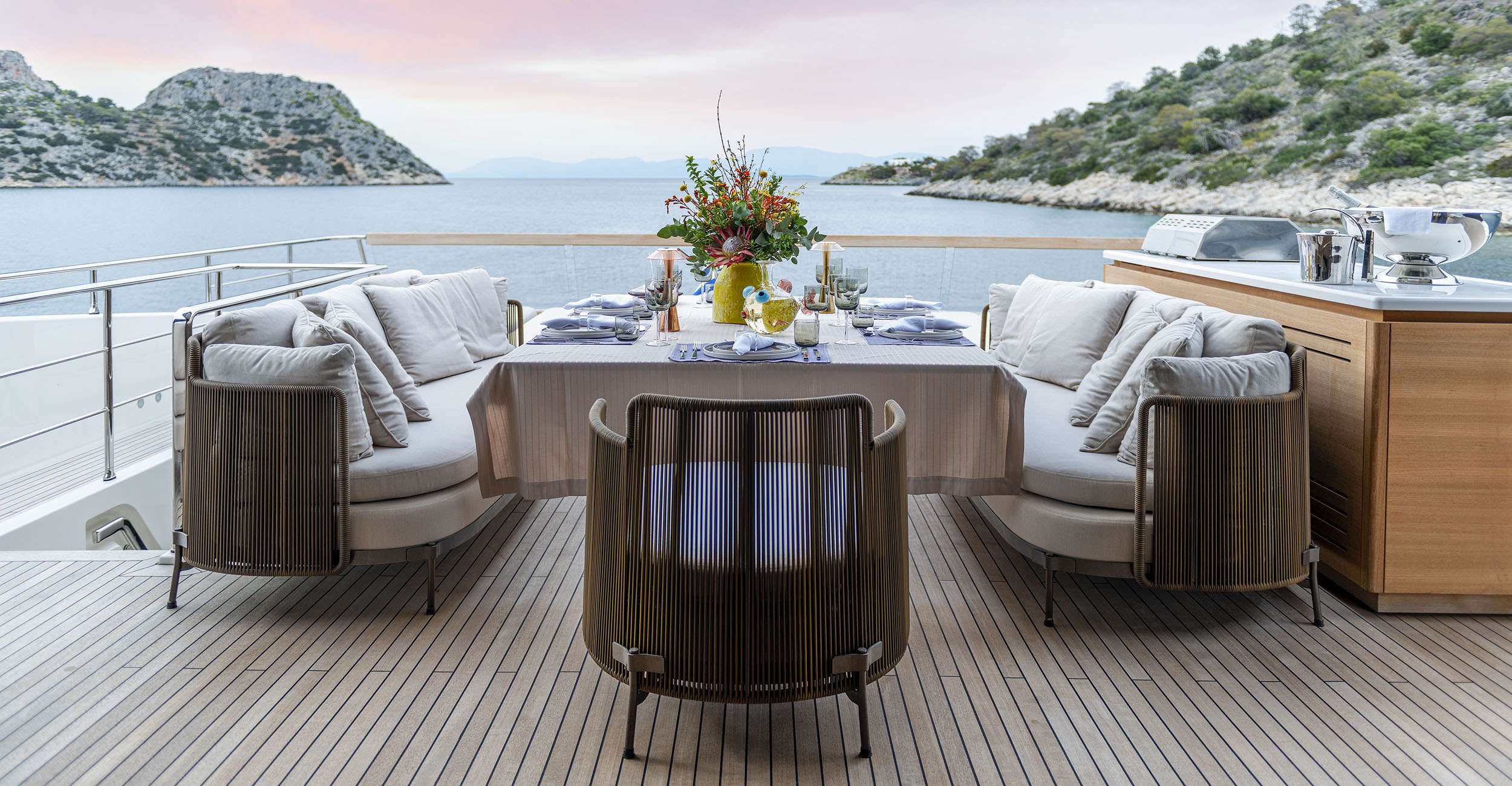 FATSA Sanlorenzo SD96 - sky deck aft dining set up