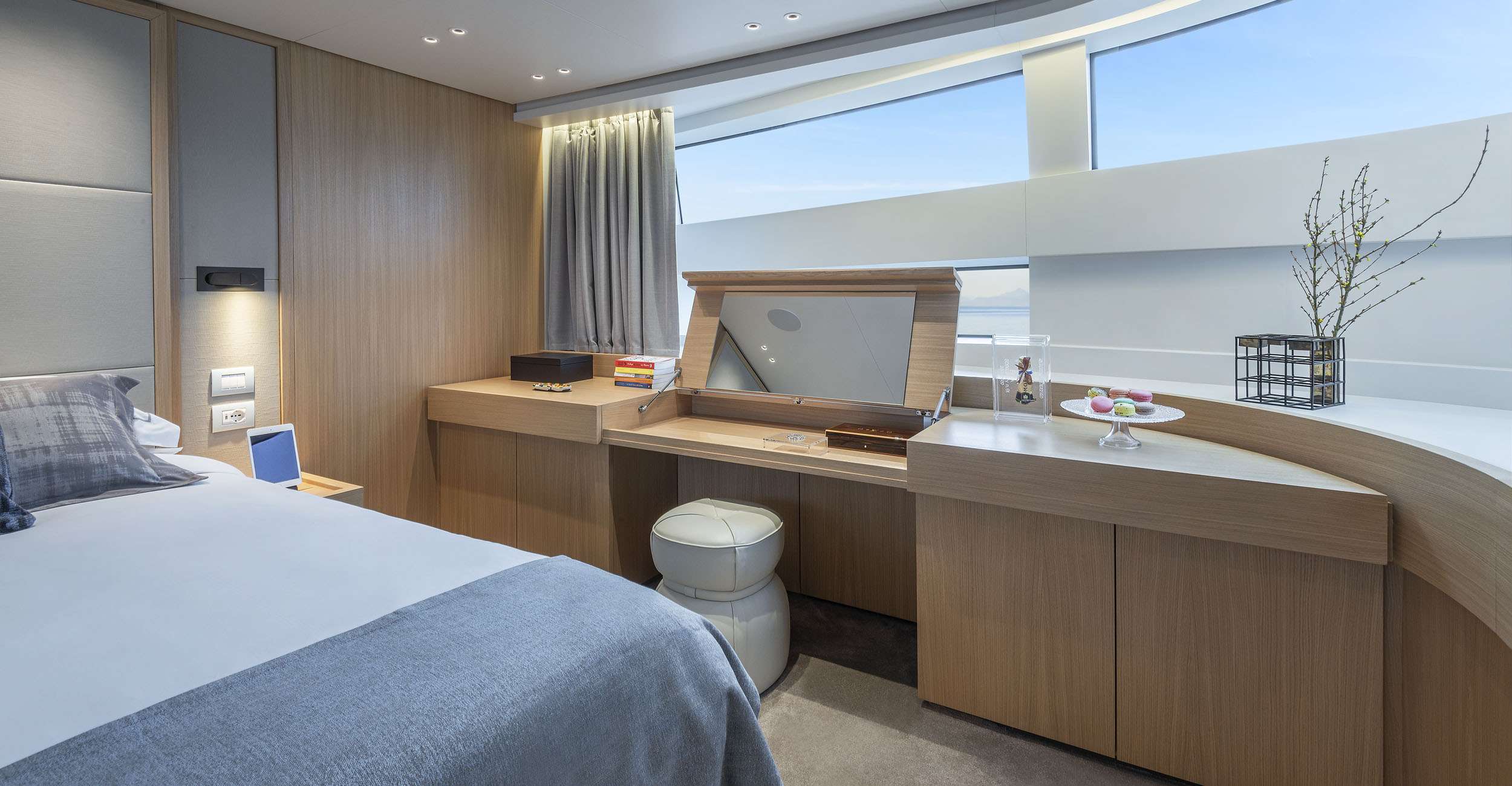 FATSA Sanlorenzo SD96 - master cabin bed and vanity area