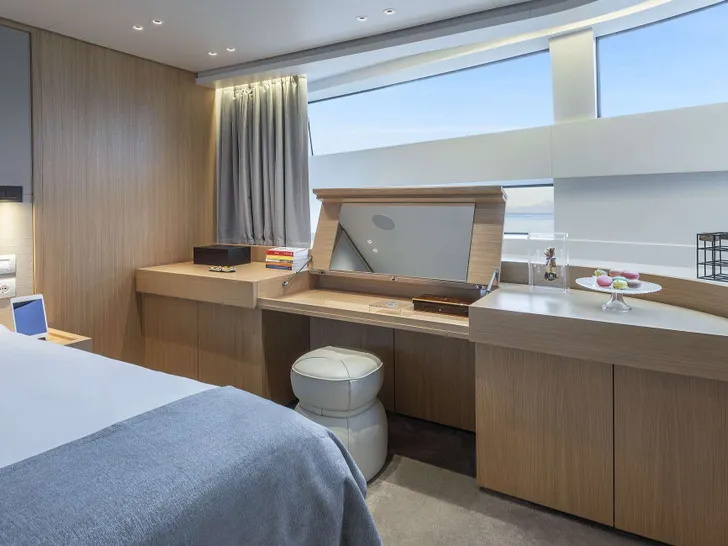 FATSA Sanlorenzo SD96 - master cabin bed and vanity area FATSA Sanlorenzo SD96 - master cabin bed and vanity area
