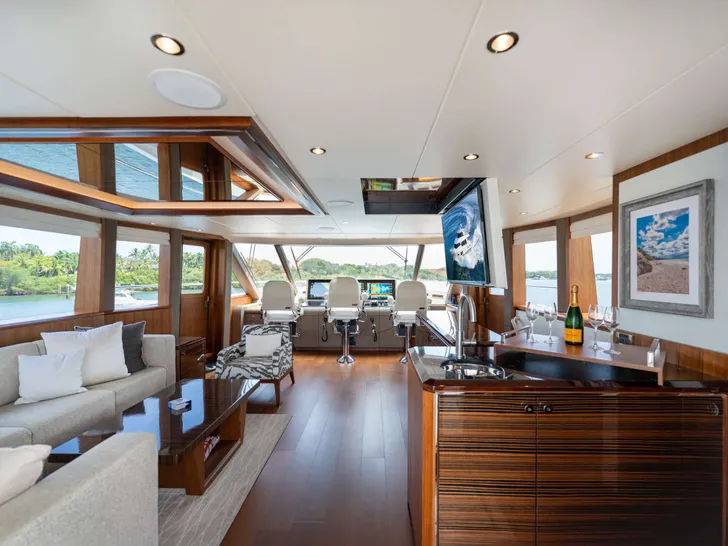 ZEPHYR Ocean Alexander 100 Crewed Motor Yacht Cockpit