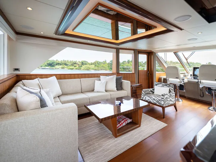 ZEPHYR Ocean Alexander 100 Crewed Motor Yacht Skylounge ZEPHYR Ocean Alexander 100 Crewed Motor Yacht Skylounge