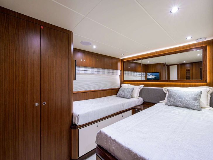 ZEPHYR Ocean Alexander 100 Crewed Motor Yacht Twin Cabin