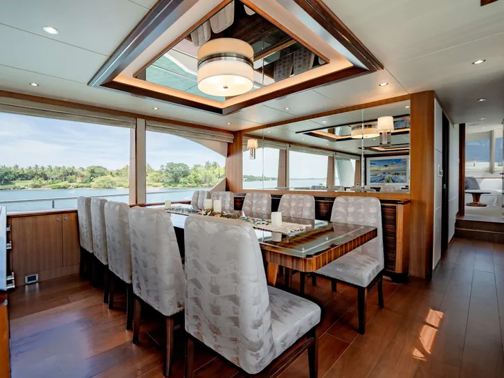 ZEPHYR Ocean Alexander 100 Crewed Motor Yacht Dining ZEPHYR Ocean Alexander 100 Crewed Motor Yacht Dining