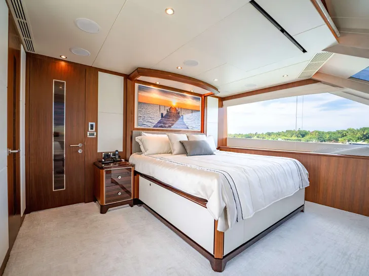 ZEPHYR Ocean Alexander 100 Crewed Motor Yacht Master Cabin