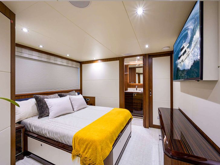 ZEPHYR Ocean Alexander 100 Crewed Motor Yacht Double Cabin