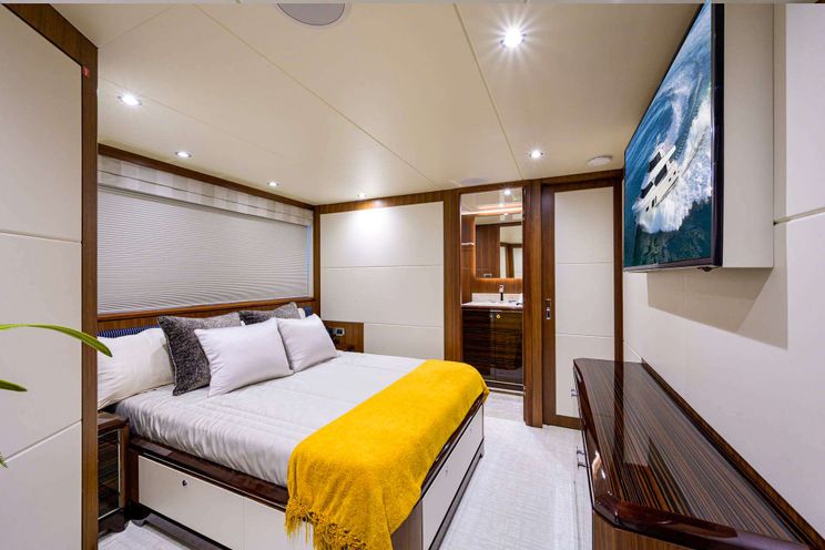 Charter Yacht ZEPHYR - Ocean Alexander 100 - 5 Cabins