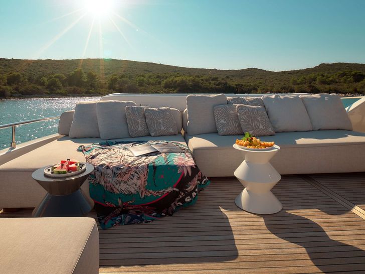 DAMARI Ferretti 960 - flybridge lounge DAMARI Ferretti 960 - flybridge lounge
