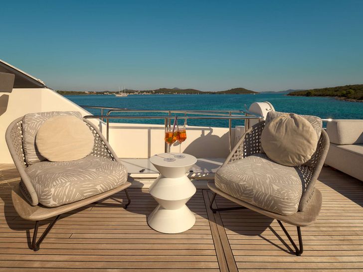 DAMARI Ferretti 960 - flybridge tea area DAMARI Ferretti 960 - flybridge tea area