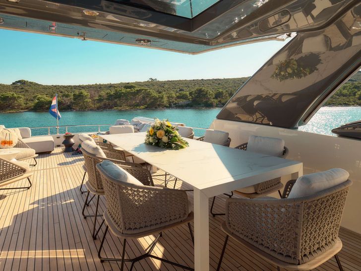 DAMARI Ferretti 960 - flybridge dining area DAMARI Ferretti 960 - flybridge dining area