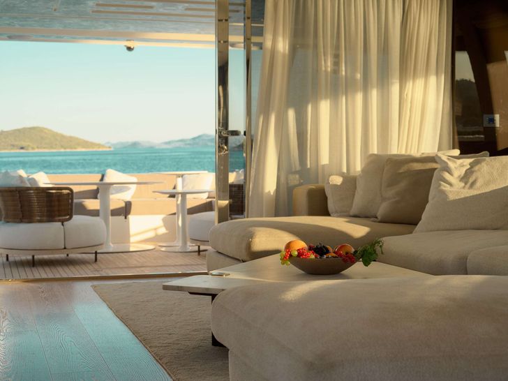 DAMARI Ferretti 960 - saloon main entrance DAMARI Ferretti 960 - saloon main entrance