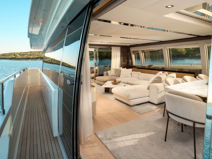 DAMARI Ferretti 960 - side walkway with access to the saloon DAMARI Ferretti 960 - side walkway with access to the saloon