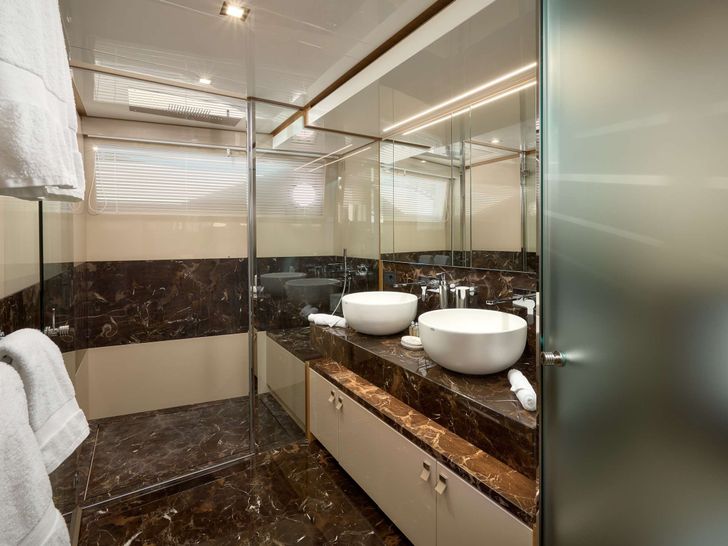 DAMARI Ferretti 960 - master cabin bathroom DAMARI Ferretti 960 - master cabin bathroom