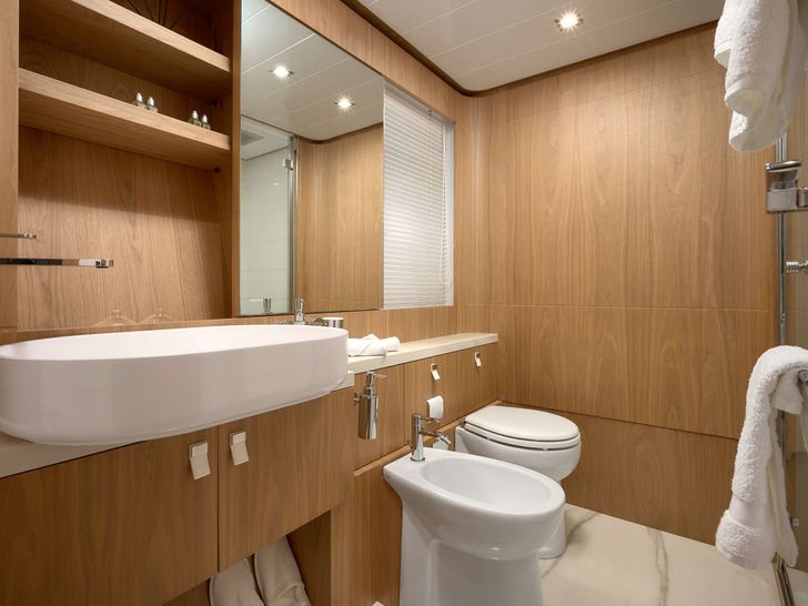 DAMARI Ferretti 960 - VIP cabin bathroom DAMARI Ferretti 960 - VIP cabin bathroom