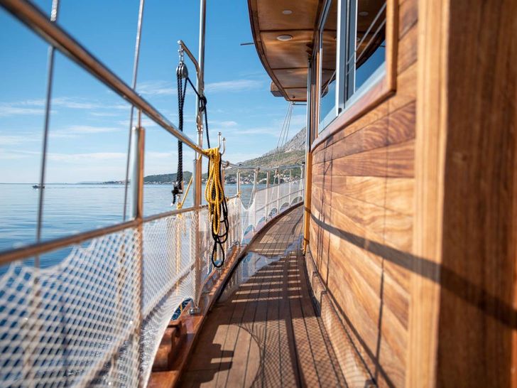 TREBENNA Custom Sailing Yacht 23m - side walkway TREBENNA Custom Sailing Yacht 23m - side walkway