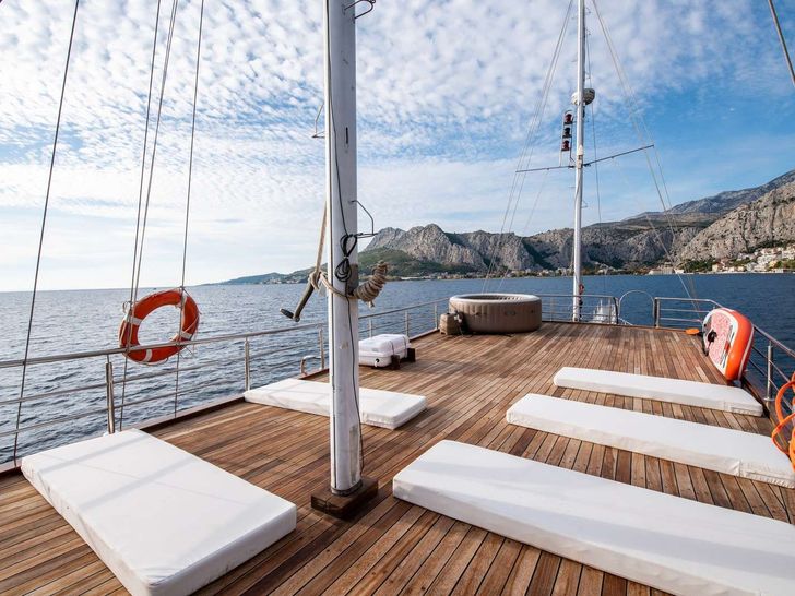 TREBENNA Custom Sailing Yacht 23m - flybridge with sun pads TREBENNA Custom Sailing Yacht 23m - flybridge with sun pads