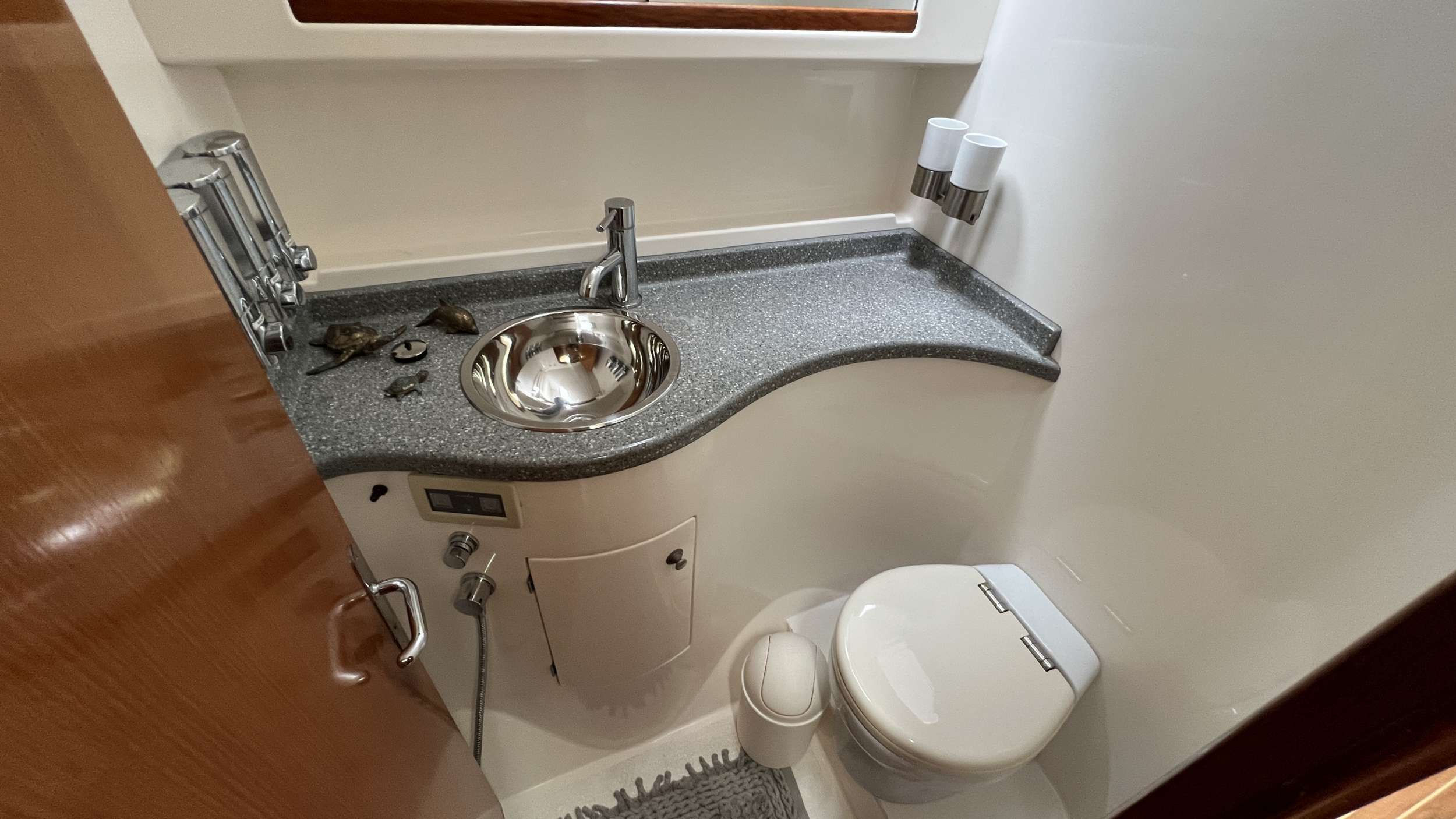 AD ASTRA Lagoon 57 - cabin 1 bathroom