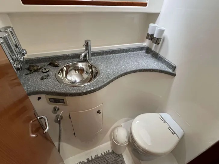 AD ASTRA Lagoon 57 - cabin 1 bathroom AD ASTRA Lagoon 57 - cabin 1 bathroom