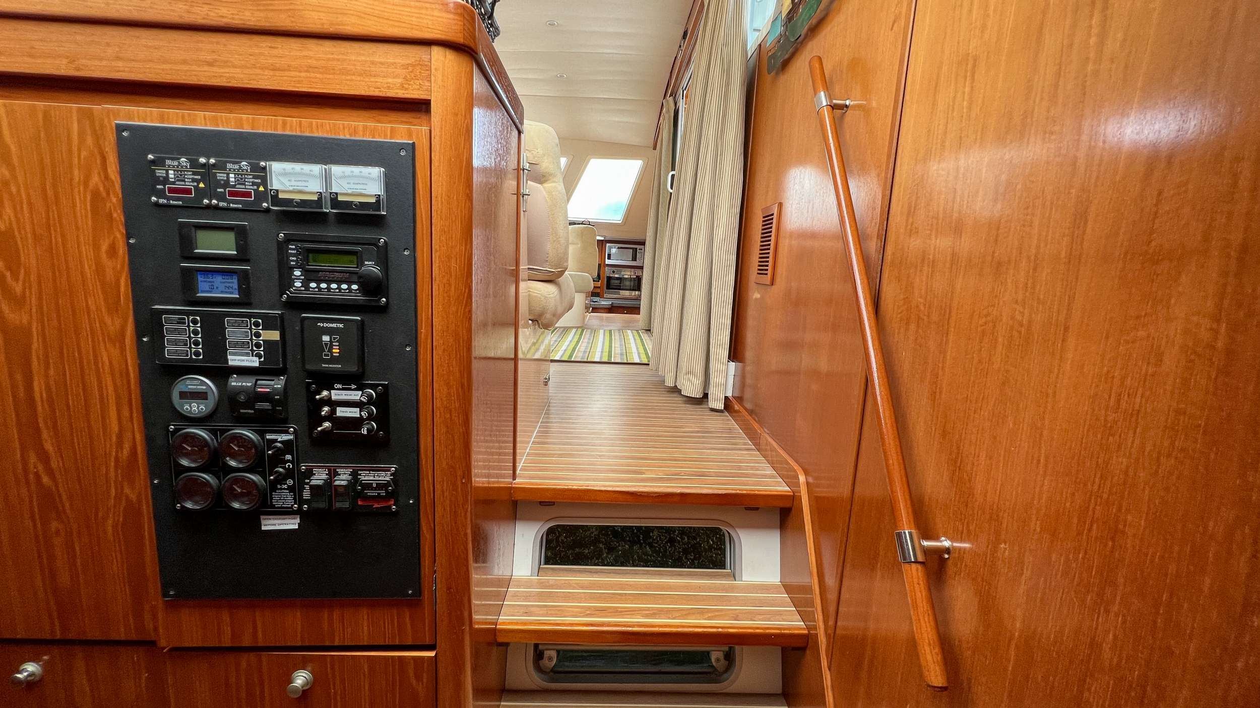 AD ASTRA Lagoon 57 - controls