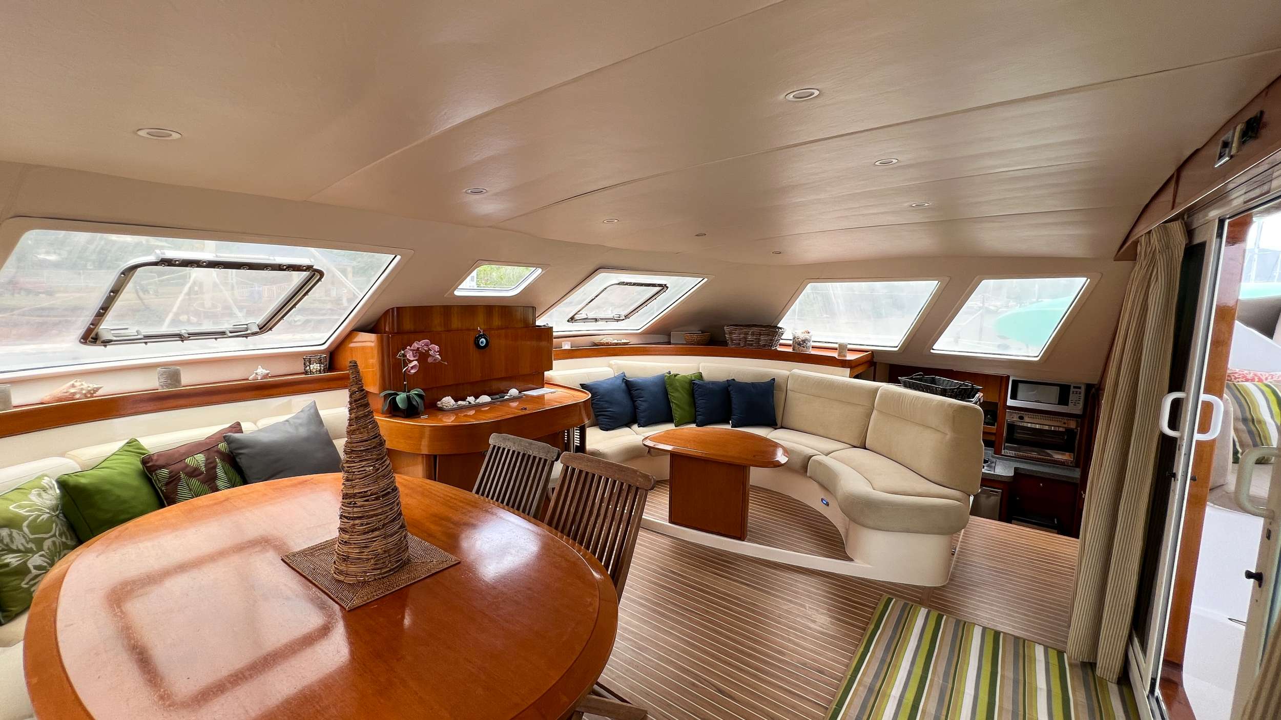 AD ASTRA Lagoon 57 - saloon up close