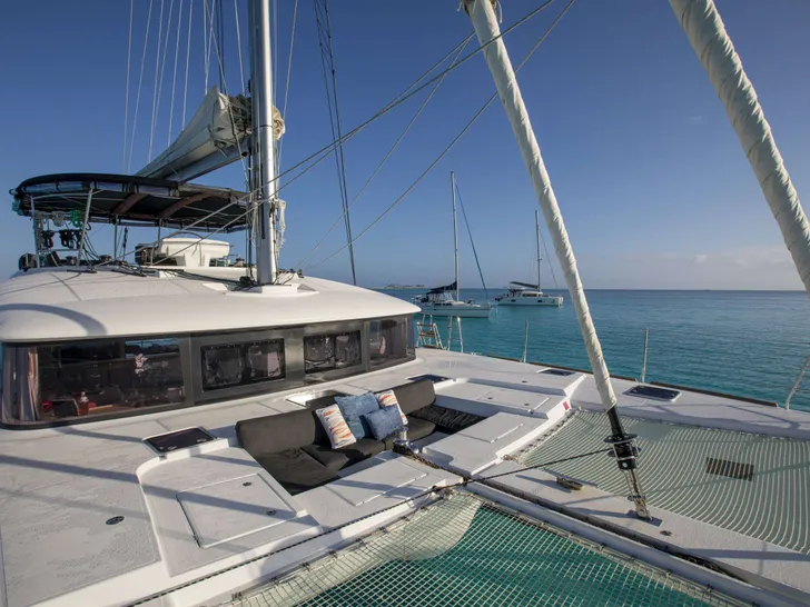 WHISPERS II Lagoon 560 - foredeck WHISPERS II Lagoon 560 - foredeck