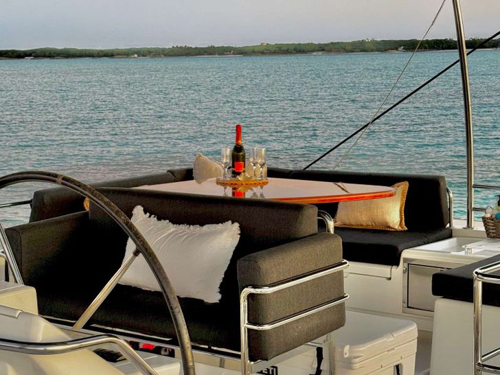 WHISPERS II Lagoon 560 - flybridge lounge WHISPERS II Lagoon 560 - flybridge lounge