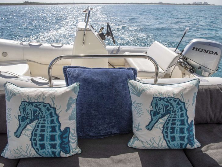 WHISPERS II Lagoon 560 - cozy seating WHISPERS II Lagoon 560 - cozy seating