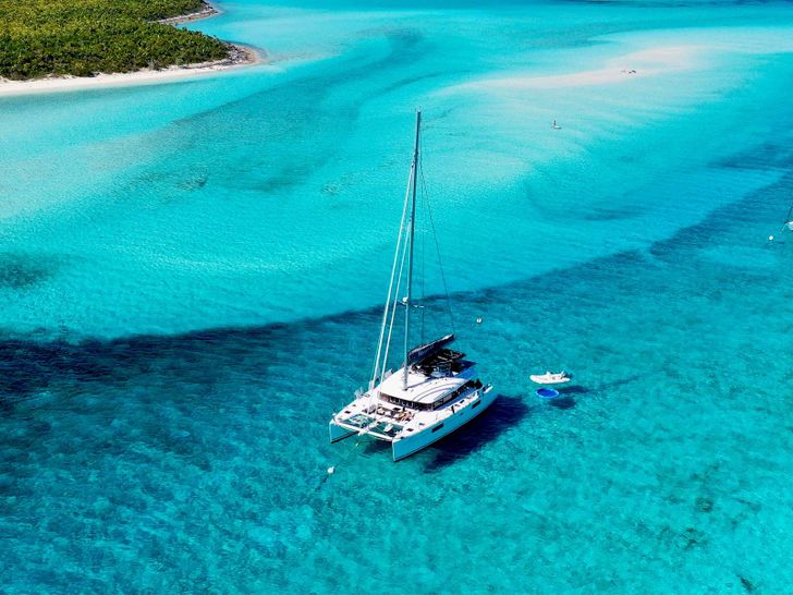 WHISPERS II Lagoon 560 - Aerial View and Profile WHISPERS II Lagoon 560 - Aerial View and Profile